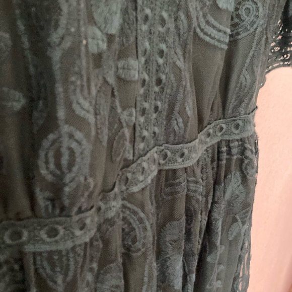 Haute Monde Emerald Green Lace/Embroidered V-Neck Dress - Picture 4 of 5